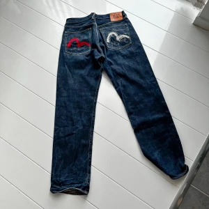 Evisu Jeans  - Vintage Evisu Jeans i riktigt bra skick. Storlek 32. Sitter stort och är långa
