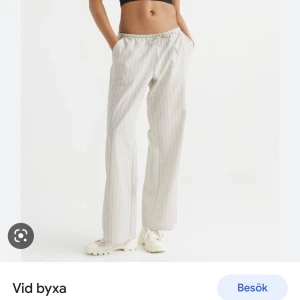 Lågmidjade byxor  - Superfint skick, lågmidjade tygbyxor från h&m (slutsålda) !