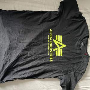 Tjena Säljer en Alpha industries T-shirt i bra skick (Den ser mer skrynklig ut på bilden än vad den är)