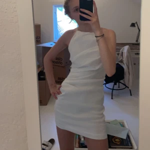 Vit klänning  - Oanvänd klänning från Zara med prislapp kvar. Skulle passa bra nu till student/sommarn. Passar XS-S