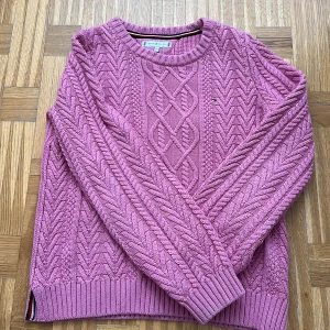 Tommy hilfiger tjock tröja - Det här är en Tommy hilfiger tjock tröja från barn sidan, den är storlek 152 men passar mig som är 163 så skulle nog säga att den passar från 32-34 i tröj mått. Den är i väldigt bra skick den är bara använd 2 gånger. 