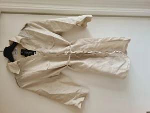 Helt ny linne skjorta  - Helt ny! Aldrig använd fin skjorta med knytning I midjan 55% linne 45% bomull    