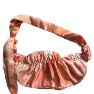 Rosa väska från Esthé i tie dye  - Aldrig använd, superfin! Går att ha som axelväska eller crossbody! Nypris 600kr