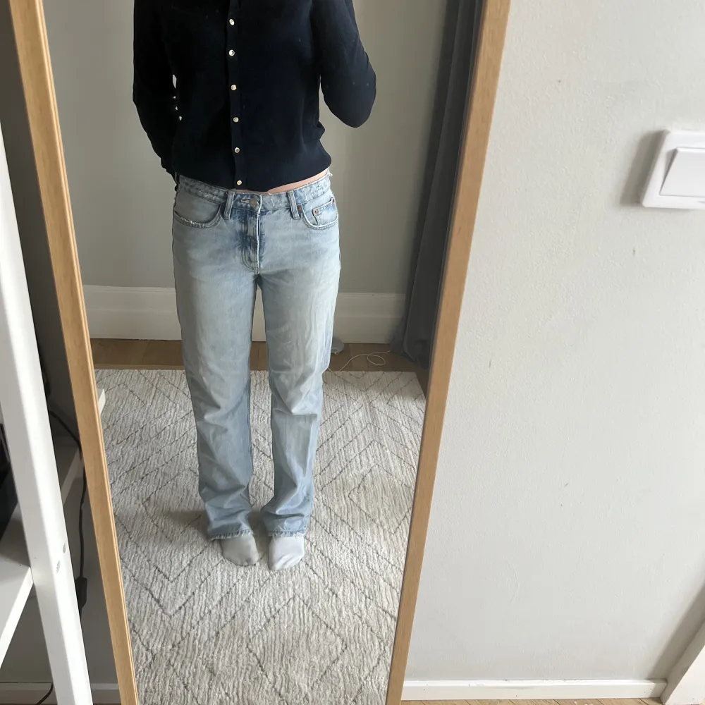 Ljusblå Mid-rise jeans från zara, storlek 38, lite slitna vid hälen, skriv för fler bilder💕. Jeans & Byxor.