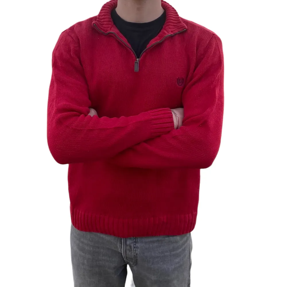 En röd Chaps sweatshirt i Storlek M. Jättebra skick. Modellen är 186 och bät vanligtvis M-L.. Hoodies.