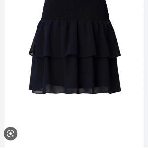 Jag säljer min kjol från Chelsa då den knappt kommer till användning längre. Det är samma kjol som på första bilden fast i svart❣️ Köparen står för frakten