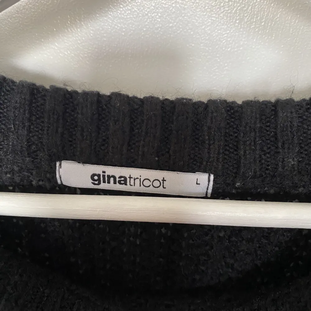 Svart stickad tröja från GinaTricot. Köpt på secondhand, fint skick. Stickat.