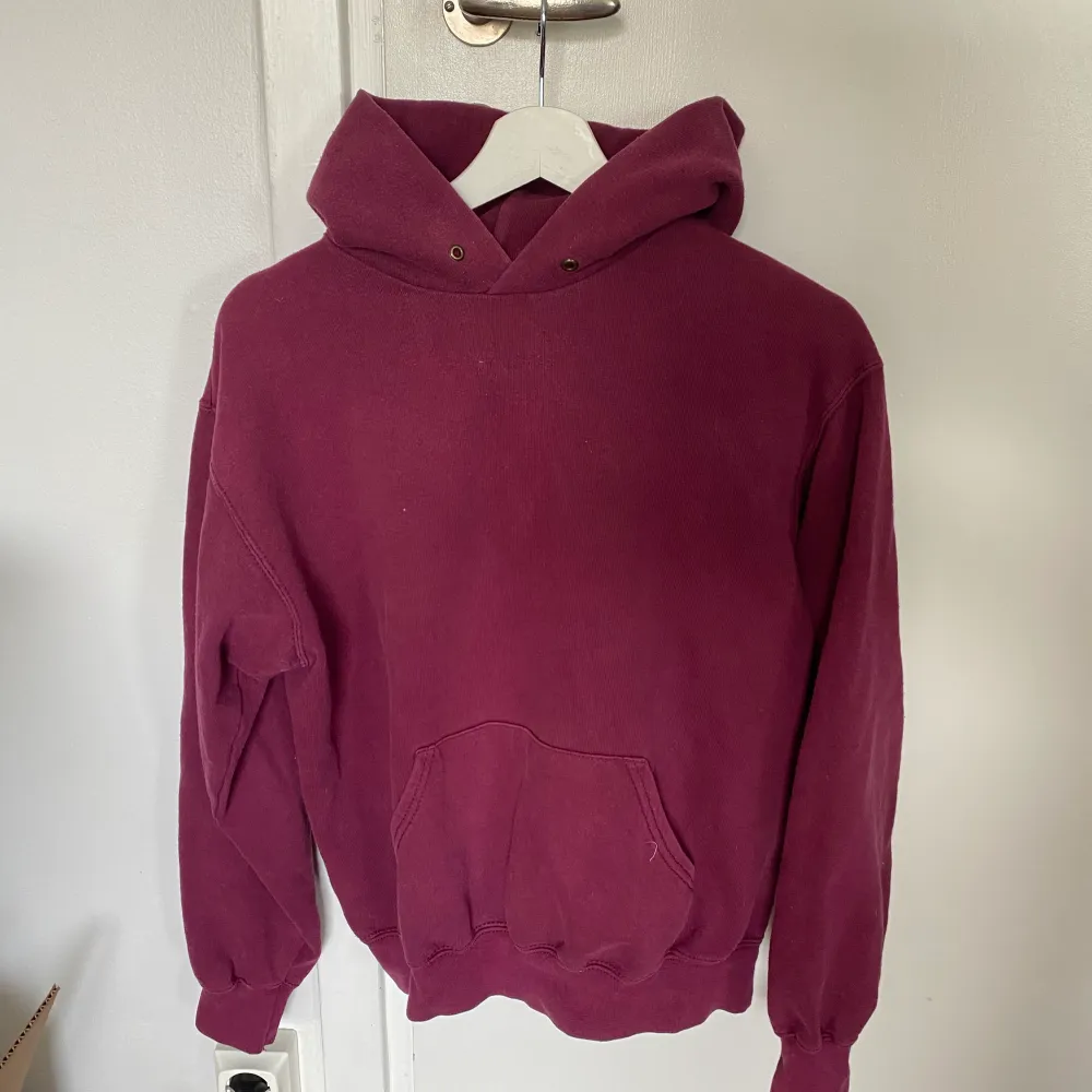 Vinröd hoodie köpt på sellpy, säljs för att den är för liten för mig. . Hoodies.