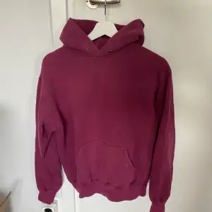 Vinröd hoodie köpt på sellpy, säljs för att den är för liten för mig. 