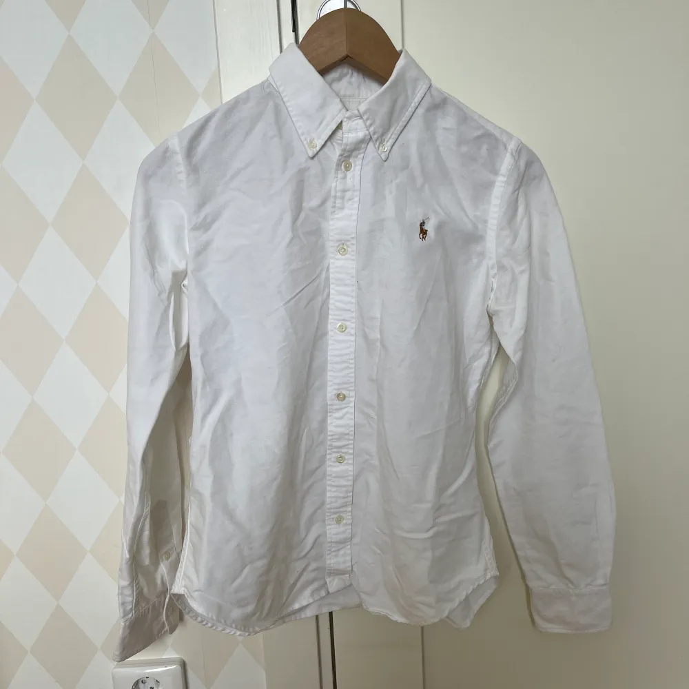 🫶🏻💕✨Säljer en jätte snygg och fräsch vit Ralph Lauren,den är nästan helt ny och är använd ett fåtal gånger✨💕🫶🏻 storlek XS säljer den för 250. Skjortor.