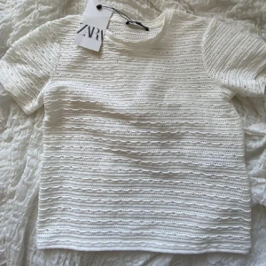 Zara tshirt  - lägger upp denna zara tshirt igen då hon som vann budgivningen inte svarar… så buda BARA om ni är 100% att ni vill köpa för det ni har budat + frakt 💘de är lånade bilder. 