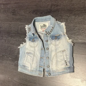 Jeans väst - En fin jeans väst med detaljer i fram. Nyskick!