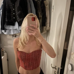 Topp från zara - Säljer denna super gulliga röda topp från zara! Knappt använd. 