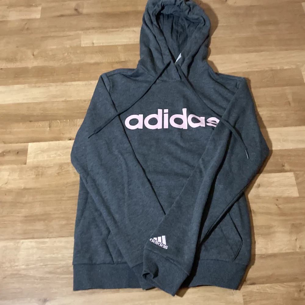 En adidas hoodie, bara använt typ 5 gånger.. Hoodies.