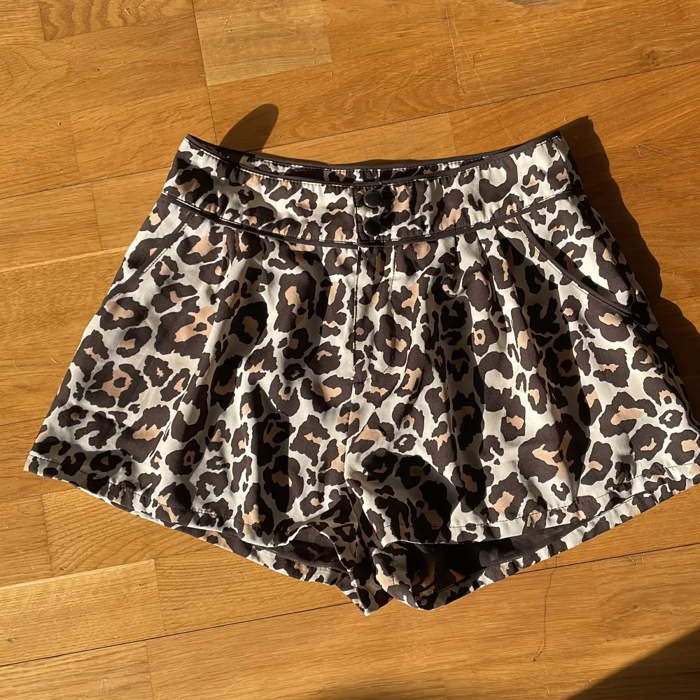 Gulliga shorts i leopardmönster 🐆Sparsamt använda! Från H&M Divided.. Shorts.