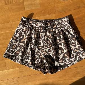 Gulliga shorts i leopardmönster 🐆Sparsamt använda! Från H&M Divided.