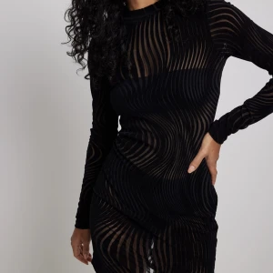 Miniklänning i sammet med mesh - Miniklänning i sammet med mesh från NA-KD! Helt oanvänd💗Strlk X-small! Nypris: 399kr💕 säljer den för 250kr + frakt