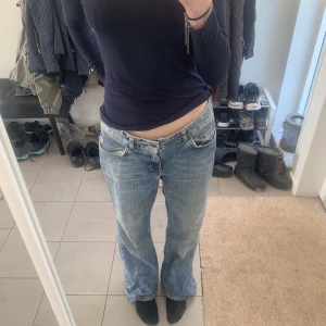 lågmidjade jeans - säljer dessa jeans i fint skick!! supersnygga och typ utsvängda/ baggy stil💗💗 andra bilden är från förra säljaren och den första är min (jag e 167) bara att skriva om ni undrar nåt