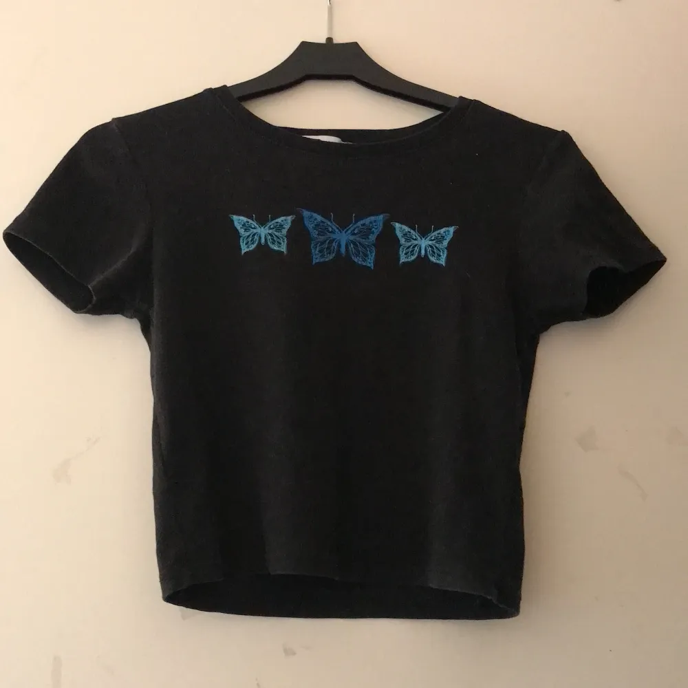 Jag har använt den här t-shirten typ fem gånger Den är jättefin det är tre fjärilar på t-shirten fjädrarna är blå. T-shirts.