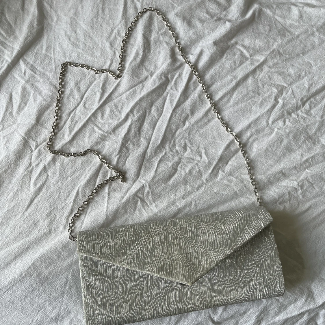 Silvrig Kuvertväskorna