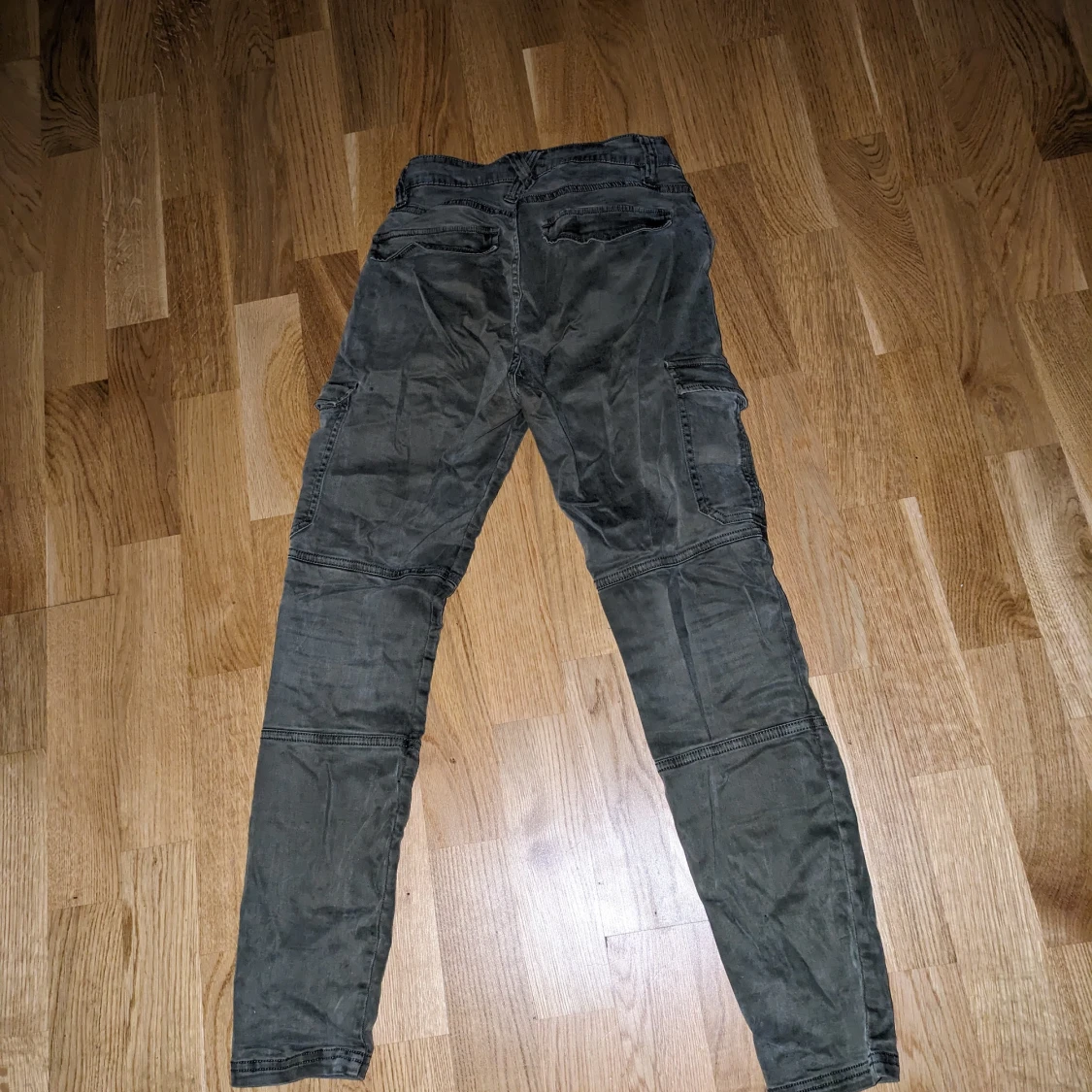 Gröna cargobyxor - 90