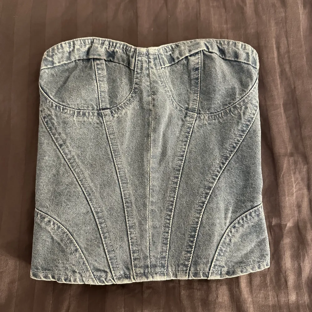 Säljer denna nya Jeans topp i storlek M pga att den inte passsr mig. Den är helt ny och prislappen är kvar. Skulle ändå säga att den är relativt liten i storleken så om man är en storlek S så borde den funka . Toppar.