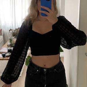 Blus NAKD - En helt otrolig svart blus med ballongärmar från NAKD. Endast använd en gång så i mycket fint skick