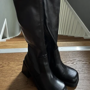 Boots Asos! - Aldrig använda! Inte riktigt min stil längre - så förhoppningsvis är det någon annans! :> Storlek 38, sitter (imo) askönt när man iallafall prövar dem!