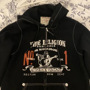 True religion hoodie - True religion zip up hoodie köpt i england perfekt skick storlek S. Säljs inte längre