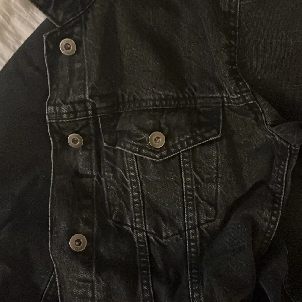 En svart jeansjacka från lager 157 i storlek M. Kommer inte till användning då den är för liten för mig. Jackor.
