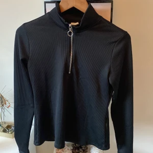 Svart mjukis tröja perfekt för hösten - Bra skick passar många stilar. Väldigt gullig men är tyvärr förliten. Perfoet nu när hösten och vintern kommer. Aldrig använd.