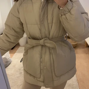 Vinterjacka ifrån Vero Moda - använd en vinter! köpte den för 800kr i butik och säljer den för 400kr, den har luva