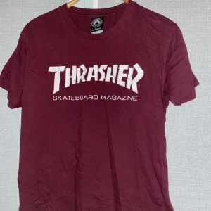 Thrasher T-Shirt - Helt vanlig trasher t-shirt. Storlek M men är lite mindre än jag önskade.  