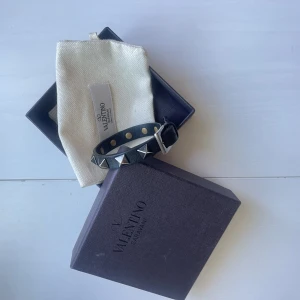 Valentino rockstud armband  - Säljer mitt valentino rockstud armband i fint skick! Tillhörande box, påse och extra nitar tillkommer. Nypris: 2995 kr 