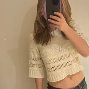 Stickad kortarmad tröja från mango  - En extremt fin men tyvär för liten stickad tröja från mango. Köpt online i somras men aldrig använd för den är lite liten för mig. Ny pris 379kr. Fråga gärna om mer bilder! 