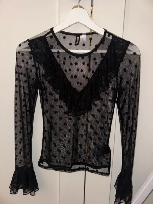 Fest topp - En fin fest topp som är see through från H&M. Jättefin bara som den är med en bh under eller ett linne 