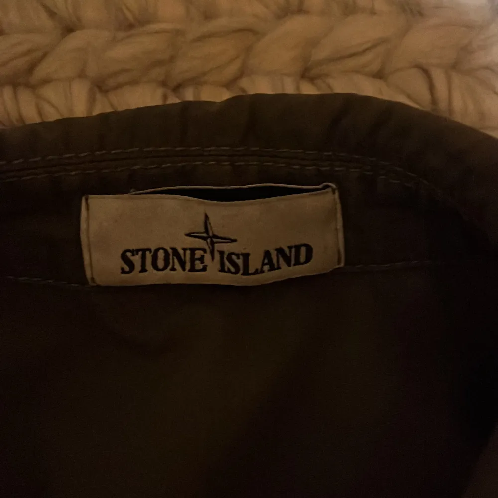 Säljer min stone island overshirt. Köptes på NK för ca 1,5 år sedan. Size L men passar även M. Kan även tänka mig att byta.. Jackor.