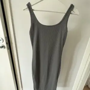 Snygg grå klänning med slits 