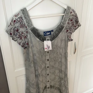 Klänning  - Säljer denna super söta klänning som är helt ny! Det går över att knyta den där bak vilket är så snyggt och bra om man vill att den sitter tajtare runt midjan. Pris kan alltid diskuteras !! 