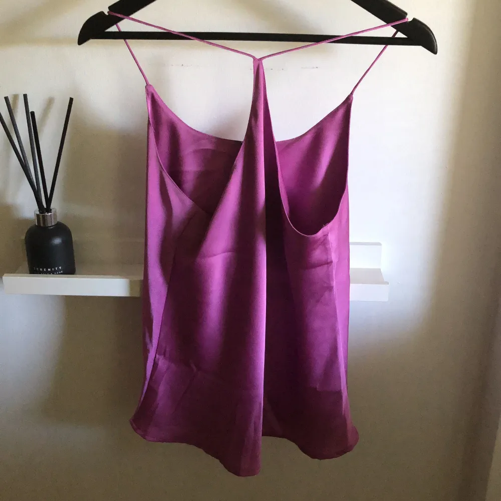 Topp i lila/rosa silke, lätt med tunna band. Halvt öppen rygg. Använd 2-3 ggr.. Toppar.