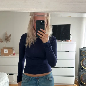 Topp - Skit snygg mörkblå topp! Liknar intemissimi tröja men den är inte genomskinlig!