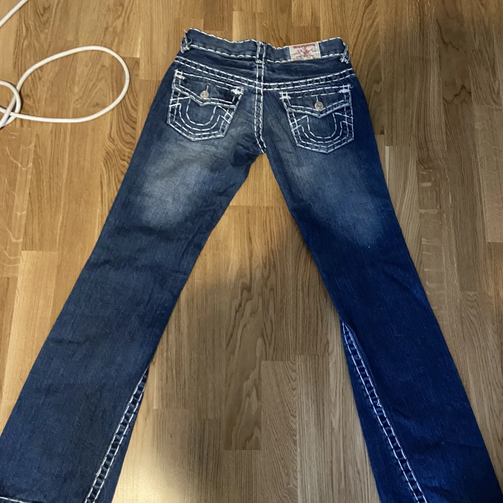 • true religion jeans  • 93 cm lång från midjan  • 39 cm bredd i midan • inga bilder på! • frakt - 116 kr + jeans  . Jeans & Byxor.