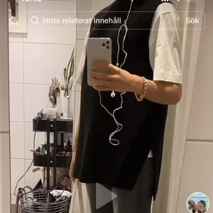 Monki svart väst - En helt oanvänd väst med prislappar kvar. Jättesnygg men har inte kommit till användning någon gång. Är i storlek S men är lite oversized.✨🦋