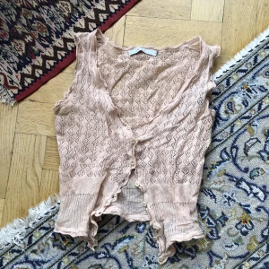 Väst, topp, stickad  - Stickad väst/topp! Söt och ljusrosa ☺️ passar S men också  XS