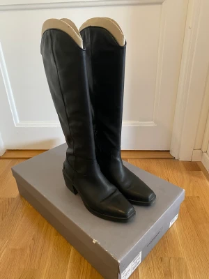 Cowboy boots/stövlar från Vagabond  - Jättefina cowboyboots i svart skinn från Vagabond. Mycket gott skick!   Nypris 2200:-  Storlek 38  Skriv för fler bilder ☺️ 