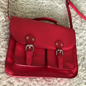 Röd justerbar vintage axelremsväska med två ytterfickor och fleratals inne fack. Fråga för flera bilder <3. ❤️