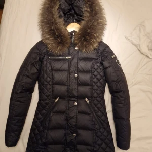 Rockandblue XXS - Fint skick lite sligate på märket på armen.ett litet mindre hål på insidan av knappskyddet som inte syns eller så märkte de själv när jag skulle fota jackan. Äkta päls som är lite chokladbrun/grå.
