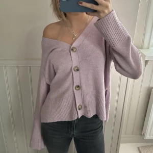 Hm kofta  - Säljer denna rosa koftan från hm med slits på sidan. Storlek S men skulle mer säga att den sitter som en M ☺️🩷