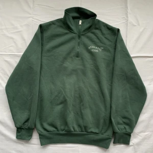 Jack & Jones Tröja - Tja! Jack & Jones tröja med dragkedja som är tvättad 2-3 gånger (lite knottrig på insidan). Annars som ny på utsidan! Skick: 8,5/10. Mvh Jonas