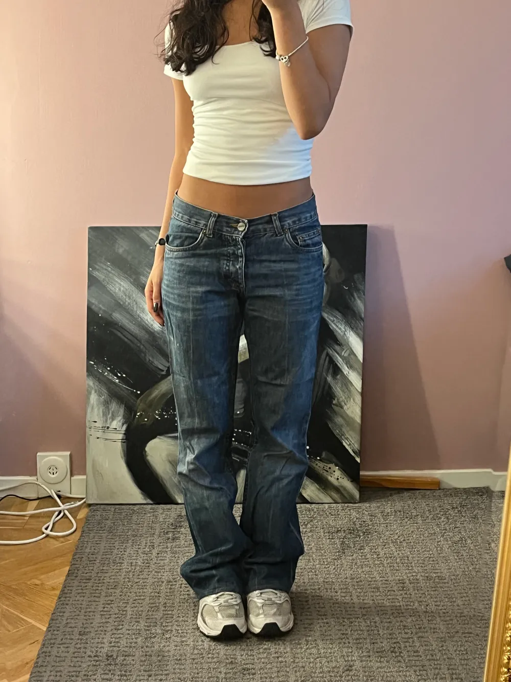 Snygga lowrise jeans som inte använts på länge🫶 Jag är 160 för referens. Jeans & Byxor.